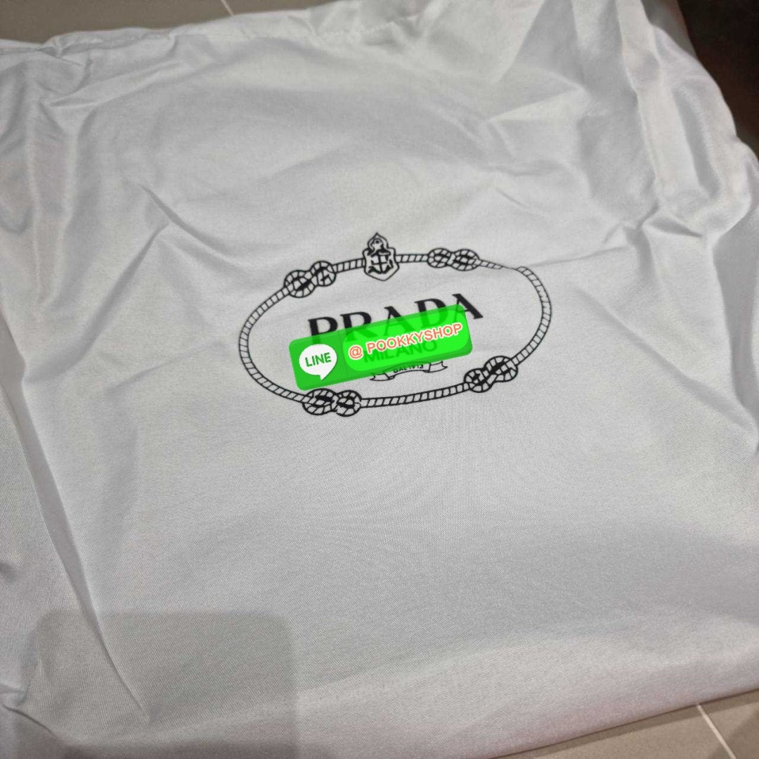 PRADA MEDIUM LEATHER HANDBAG 🔆 Details สะเทือนวงการแฟชั่นแบบสุด! กับกระเป๋าสะพายไหล่พรีเมี่ยมกิ๊ฟ ดีไซน์เก๋และมาแรงมาก สาวๆหนุ่มๆติดแกลมต้องไม่พลาด สวยดูแพง หูสะพายคล้องไหล่สะดวก ปากกระเป๋ามีซิปรูดเปิดปิดง่าย ภายในแบ่งสัดส่วนสวย โล่งกว้าง มีทั้งช่