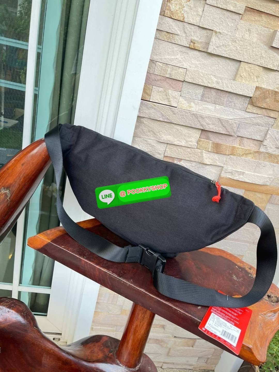 Nike Tech hip pack กระเป๋าคาดเอว Nike Tech รุ่นใหม่ชนช้อป!! ให้คุณหยิบใช้อุปกรณ์กีฬาและพกพาได้อย่างง่ายดาย พร้อมโดดเด่นด้วยกระเป๋าซิป 2 จุดสำหรับเก็บสิ่งของ และสายกระเป๋าแบบปรับได้เพื่อให้แนบกับลำตัว ใช้งานได้คล้องตัว ใส่ของได้จุสมใจเลยคร้า