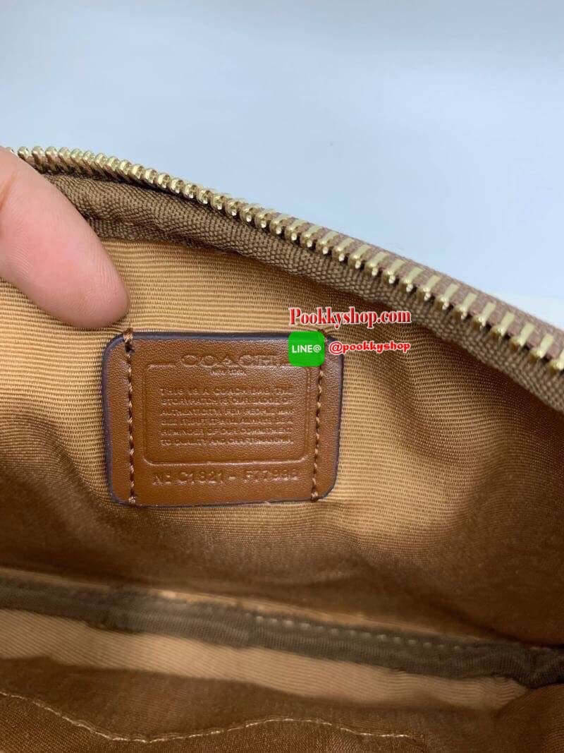 กระเป๋าสะพาย COACH เปิด - ปิดกระเป๋าด้วยซิป มีช่องใส่ของ 2 ช่องใหญ่ ด้านในมีช่องใส่ของ 1 ช่อง