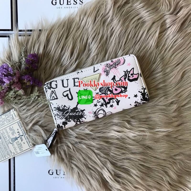 GUESS ABREE PRINTED ZIP-AROUND WALLET กระเป๋าสตางค์ใบยาวด้านหน้าประดับโลโก้แบรนด์นูนสามเหลี่ยม เปิดปิดด้วยซิป ภายในมีช่องใส่บัตร ช่องใส่ธนบัตร มีช่องซิปใส่เหรียญ และมีช่องยาวสามารถใส่บุ๊คแบงค์ได้ค่ะ
