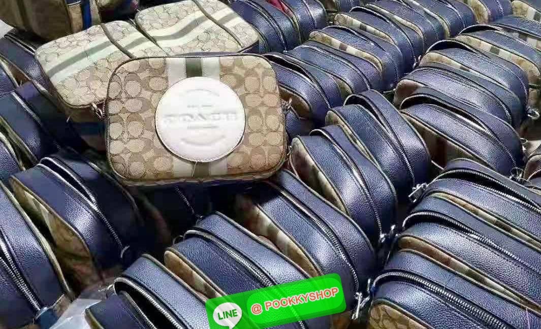 New arrival! 🌈รุ่นใหม่ห้ามพลาดค่ะ! Coach Dempsey Camera Bag In Signature Jacquard With Stripe And Coach Patch ((1912)) พร้อมส่งที่ไทย! กระเป๋าสะพายครอสบอดี้ร์กรือสะพายข้างได้ วัสดุJacquard+หนังแท้ สวยงามมากๆค่ะ ด้านหน้ามีป้ายวงกลมหนังโลโก้แบรนด์ เ