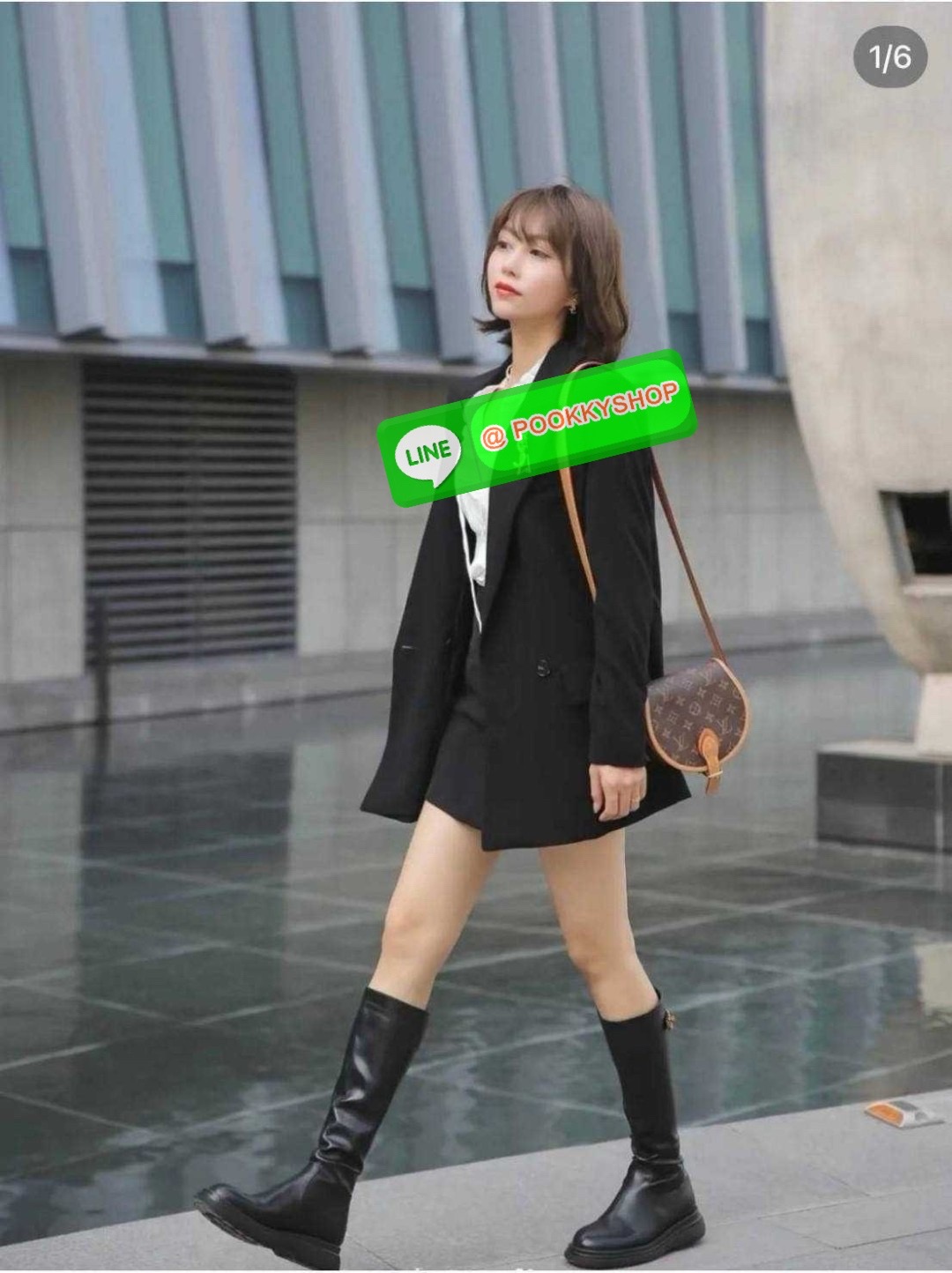 LV TAMBOURIN CROSSBODY BAG 🔆 Details รุ่นลิมิเต็ดหายาก กับกระเป๋าสะพายทรงสวย ดีไซน์คลาสสิค เปิด-ปิดด้วยกนะดุมแม่เหล็ก สายสะพายในตัว ปรับได้ หรือซ่อนสายและถือเป็น clutch ออกงานก็ได้ ดูแพงมากๆ ภายในเป็นช่องโล่ง ใส่ของจุกจิกได้ ของจำเป็นได้ โทรศัพท์ไ