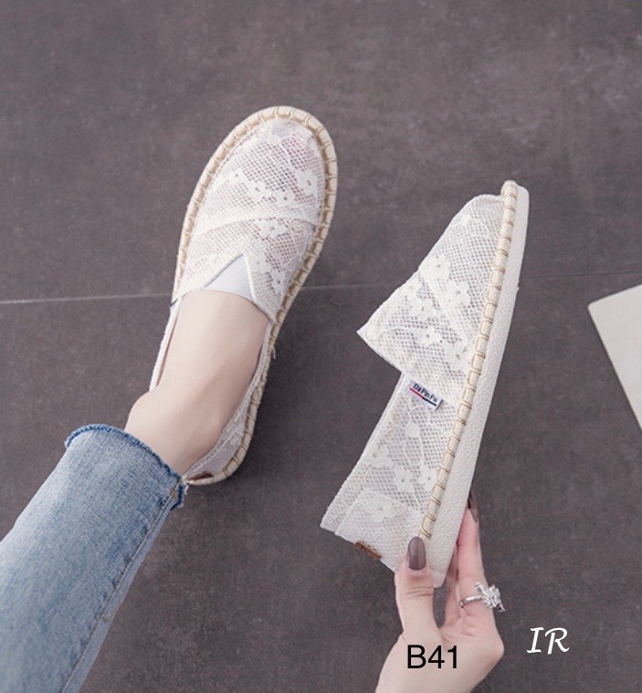 แบบขายดี!!! พร้อมส่ง สินค้านำเข้า เสริมความเก๋ให้ลุคส์ขอบคุณ ด้วยผ้าใบลูกไม้นิ่มลายดอกให้ลุคมอนิมอลสุดชิค พื้นเชือกปอนวมนิ่ม ส้นกันลื่น สายคาเฟ่จ้องจัดเลยนะคะ รุ่นนี้ดีงามจ้า