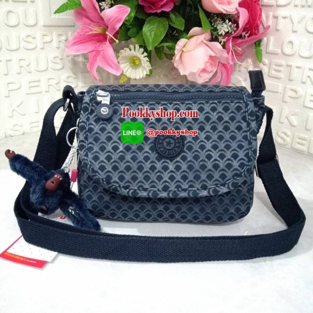 KIPLING SABIAN CROSSBODY MINI BAG กระเป๋าสะพายข้าง วัสดุ Nylon&Polyester 100% ขนาดเล็กกำลังน่ารัก เปิด-ปิดด้วยฝาปิดกระดุมแม่เหล็กและซิปแบรนด์ ด้านในทีแท็กแบรนด์ -ด้านหน้าฝาบนมี1ช่อง ขนาดตามโค้งฝาหน้า -ด้านหลังมีอีก 1 ช่องลึกถึงฐาน -ด้านในมี 1 ช่องหลัก เปิ