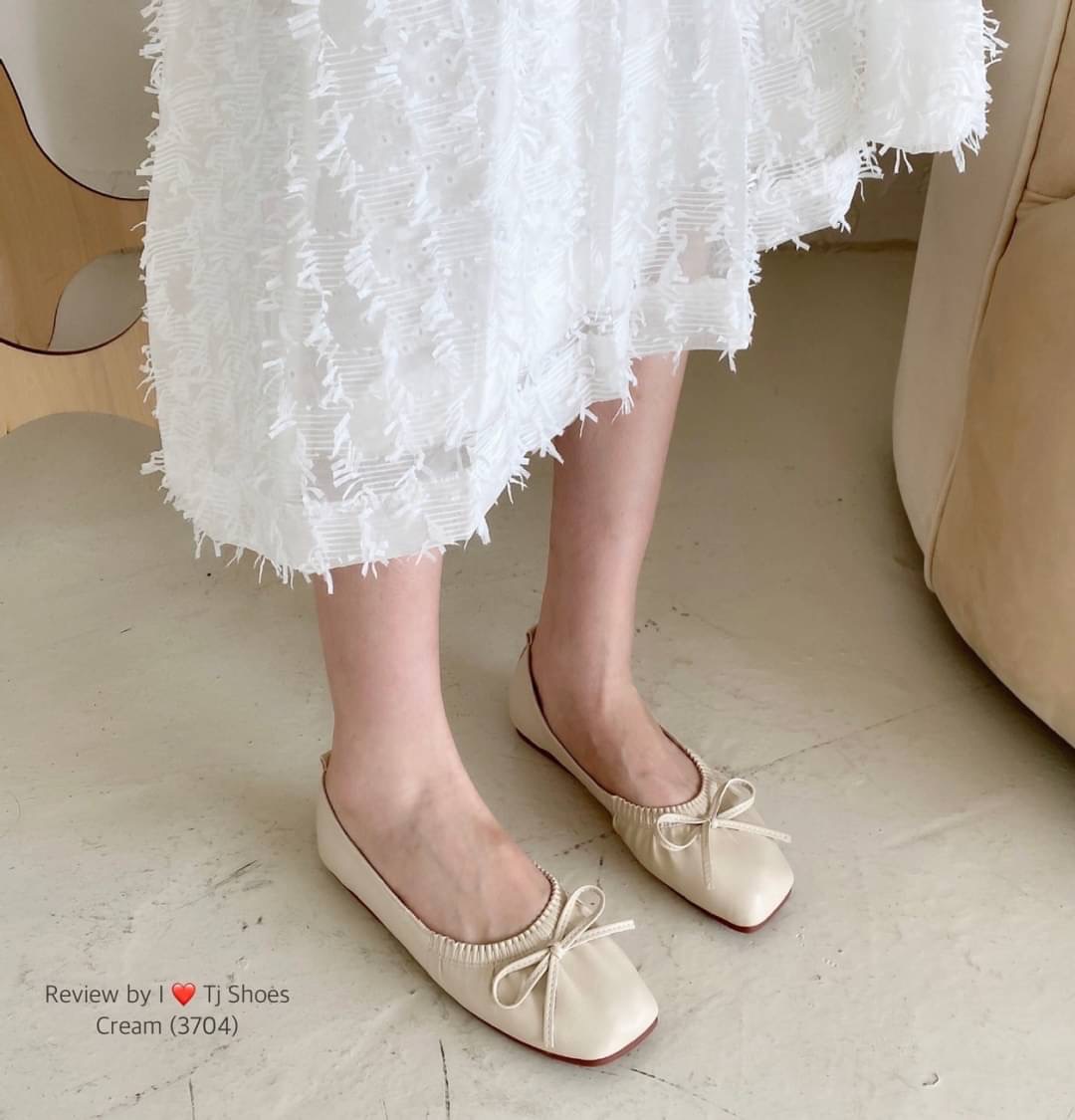 พร้อมส่งรองเท้าคัชชูนำเข้า ขายดีสุดๆ หนังรุ่นนี้คือดีนิ่มมาก ทรงสวย สวมใส่ง่าย แต่งด้วยโบว์น่ารักๆ ใส่ได้เรื่อยๆ ใส่สบาย ส้นยางอย่างดีบิดงอได้ช่วยลดแรงกระแทกเวลาเดินได้ดี แมทกับชุดง่าย ใส่กับอะไรก็น่ารักสุดๆ ควรมีไว้เป็นคู่โปรด ของจริงงานดีมากสวยมาก ตรงปก
