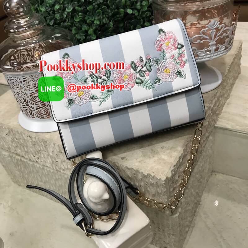 Don't Miss! ALDO Flower Crossbody Bag กระเป๋าสะพาย ALDO แบรนด์ดังจากแคนนาดา ดีไซน์สุดชิคปักลายดอกไม้สไตล์วินเทจหนังลายทางสพาสเทลอยู่ทรงกันน้ำ เปิดปิดด้วยกระดุมแม่เหล็ก ภายในมีโลโก้ ช่องซิป ช่องใส่มือถือ ใส่iphone+ได้ น้ำหนักเบา เป็นอีกหนึ่งรุ่นแนะนำค
