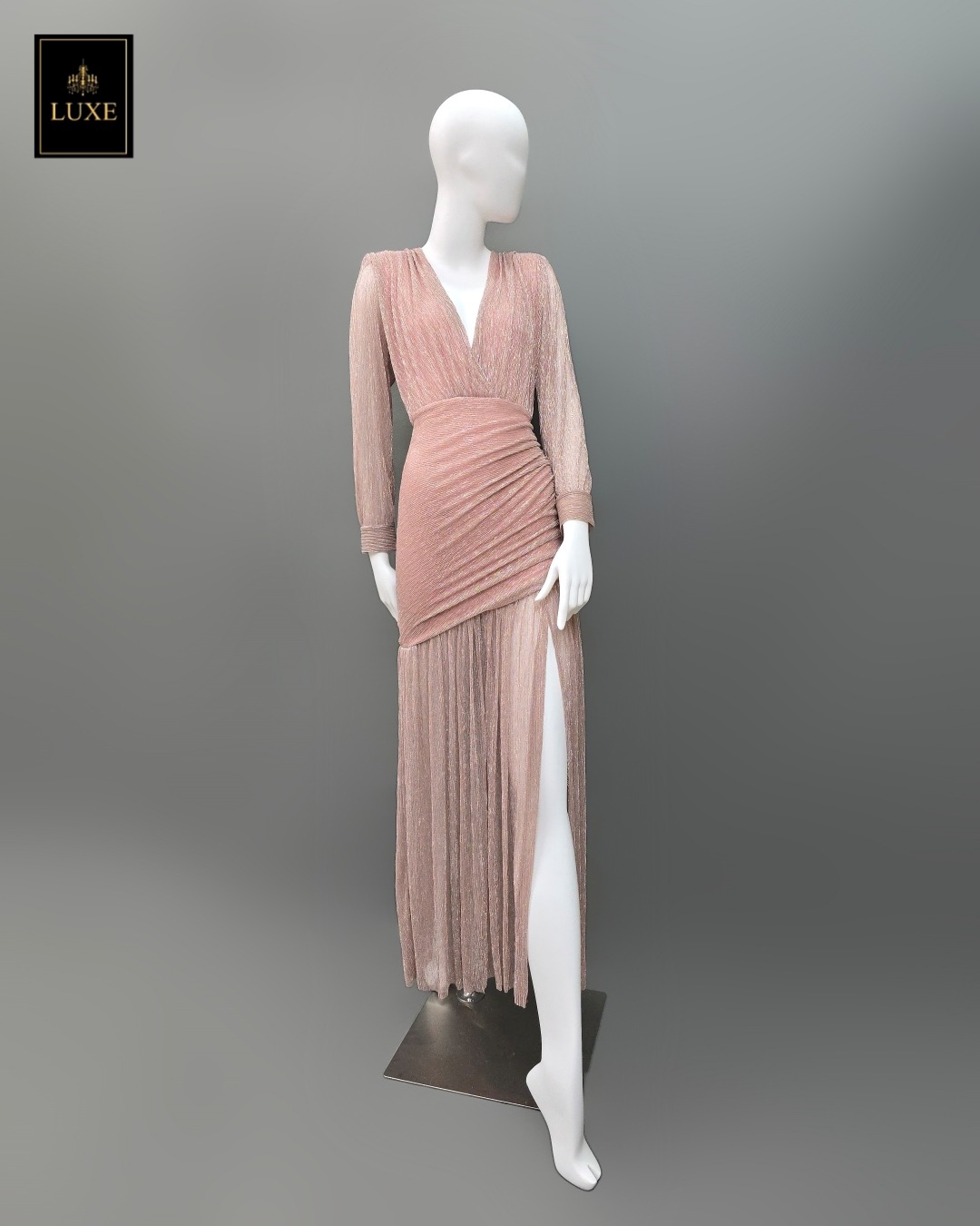 เดรสแฟชั่น แม็กซี่เดรสเสื้อคอวีป้าย แขนยาวเสริมไหล่ กระโปรงจับเดรปย่นเข้ารูปตรงสะโพก