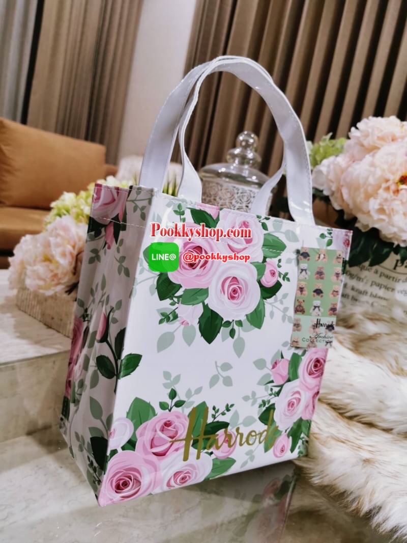 ลายนี้เข้าแล้วนะคะ! พร้อมส่งไอเท็มยอดนิยม! Harrods London Top-handle Shopping Bag กระเป๋า Shopping แบรนด์ดังจากอังกฤษรุ่นยอดนิยมวัสดุ PVC+Polyester 100% ของแท้เนื้อหนาอยู่ทรงกันน้ำ ขนาดกำลังดี น้ำหนักเบา เปิดปิดด้วยซิปสะดวกใช้หัวซิปปั้มโลโก้แบรนด์อะไหล่เง