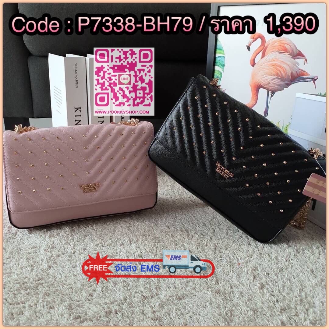 NEW ARRIVAL 2019 !! VICTORIA SECRET CROSSBODY BAG แบรนด์ดังจากอเมริกาสุดฮิตของวัยรุ่น กระเป๋าสะพาย หนังสังเคราะห์นิ่มอยู่ทรง อะไหล่ทอง ด้านหน้าประดับชื่อโลโก้แบรนด์ ขนาดน่ารักกำลังดี เปิดปิดด้วยฝากระดุมแม่เหล็ก ภายในบุลายปั้มแบรนด์ มีช่องเล็กใส่ของจุกจิก