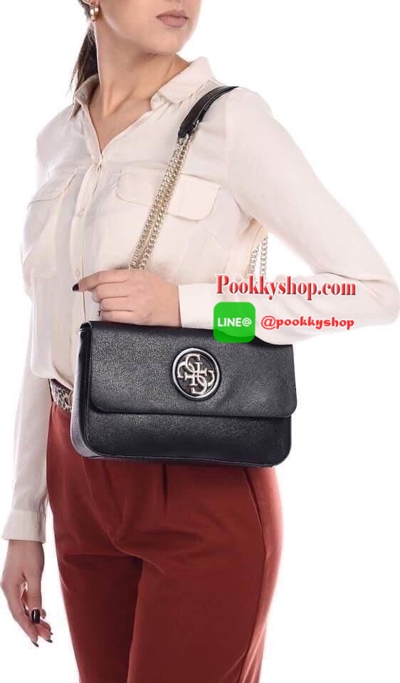 Guess Open Road Crossbody bag กระเป๋าสะพายข้างรุ่นใหม่ชนช้อปจากGuess สะพายได้ทั้งสายคู่และสายเดี่ยวในสไตล์ครอสบอดีร์ก็ได้ สายสะพายโซ่ต่อหนังไม่เจ็บบ่า วัสดุหนังsynthetic เปิดปิดด้วยกระดุมแม่เหล็ก2ตำแหน่ง ภายในใช้งานหลัก ช่องมือถือ และช่องซิป ใส่มินิไอแพค/