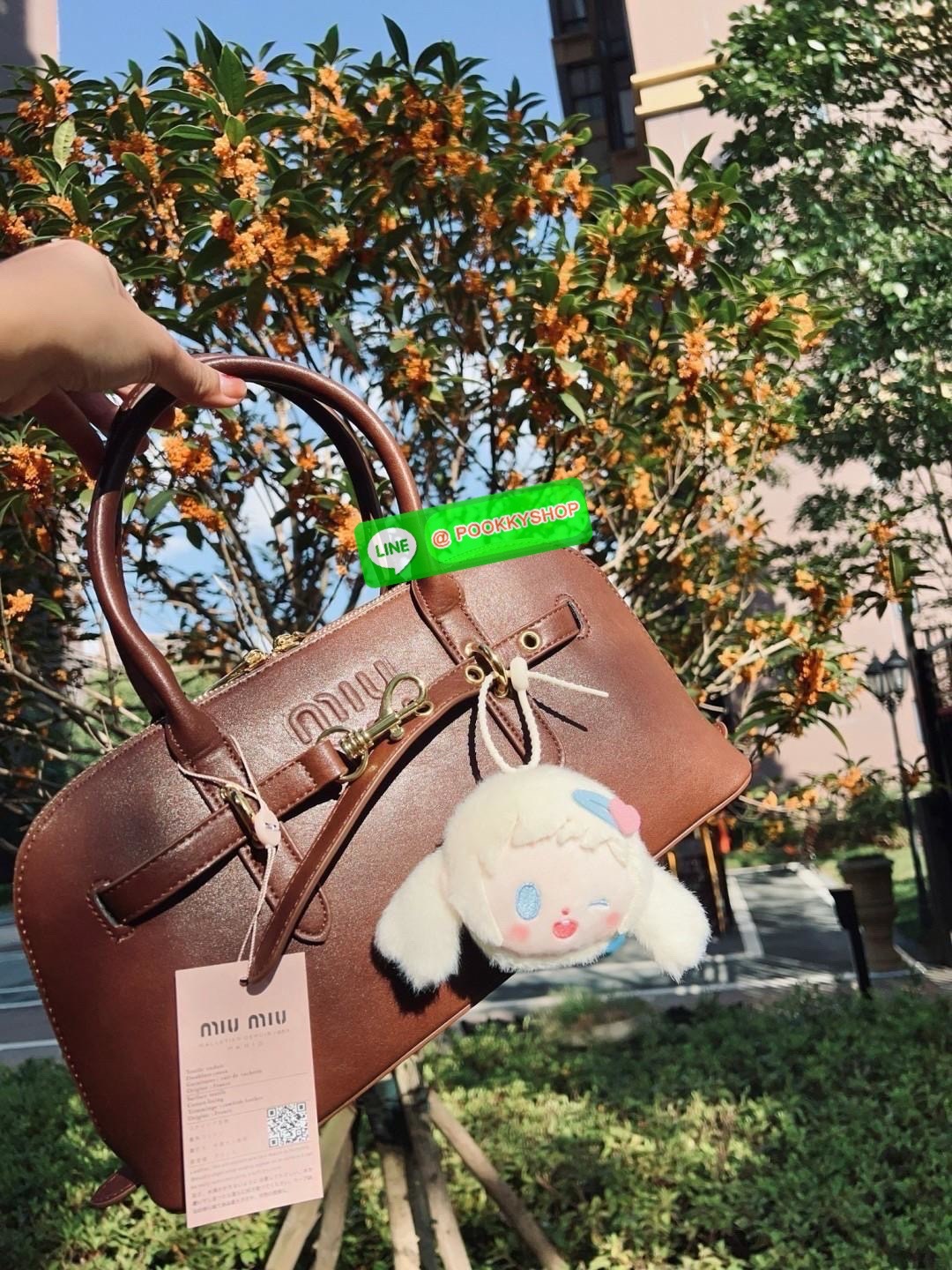 MIU MIU leather satchel bag 🔖พร้อมส่ง!! กับกระเป๋าหิ้ว หรือคล้องมือ หนังแท้อย่างดีสวย 🔖ดีไซด์เก๋แบบตัดคาดเข็มขัดด้านหน้า อะไหล่ทองสวยค่ะ 🔖เปิด-ปิดแบบซิปคู่ ซิปลื่น รูดได้รอบค่ะ ภายในกว้างมาก หายห่วงเรื่องใส่สัมภาระเลยค่า มีช่องซิปแ