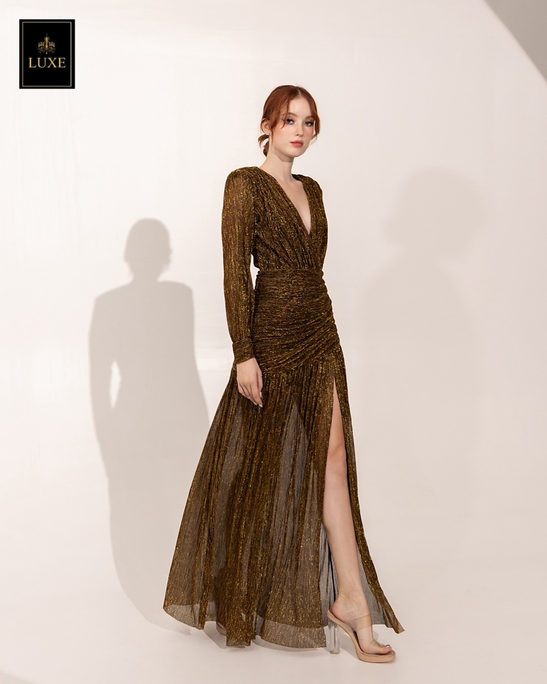 เดรสแฟชั่น แม็กซี่เดรสเสื้อคอวีป้าย แขนยาวเสริมไหล่ กระโปรงจับเดรปย่นเข้ารูปตรงสะโพก