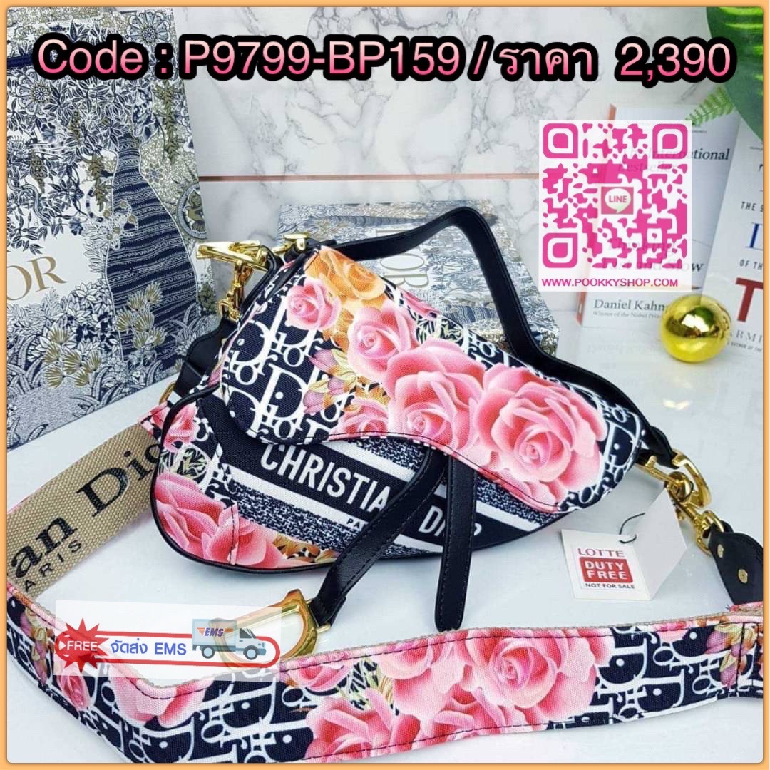 CHRISTIAN DIOR BAG VIP GIFT WITH PURCHASE (GWP) จาก CHRISTIAN DIOR DUTY FREE COUNTER (D4352) กระเป๋าสะพายดีไซน์เก๋ ลุคหรูหรา หรือลุคในวันสบายๆก็เอาอยู่ แมทได้ทุกลุคจริงๆ ดาราเซเล็ปทางฝั่งฮอลลิวู้ดเลิฟกันมากนะไอเทมนี้ จะถือเก๋ๆก็รอด หรือสะพายครอสบอดี้ก็เริ