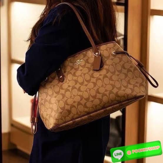 กระเป๋าสะพายไหล่ CCOACH DRAWSTRING CARRYALL IN SIGNATURE COATED CANVAS ( COACH F57842 ) กระเป๋าถือหนังเคลือบลายเซ็น ด้านในมีซิป ใส่โทรศัพท์ และมัลติฟังก์ชั่น กระเป๋า ช่องซิปกลาง Dogleash คลิปปิด ซับในผ้า