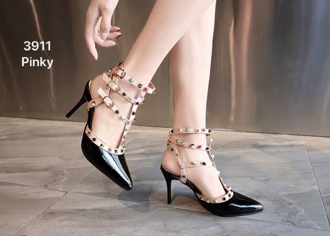 พร้อมส่ง มาใหม่จ้าา วาเลนหมุดหลากสี 3911 รองเท้าสไตล์เกาหลีงานนำเข้าวาเลนหมุดหลากสี งานแบรนด์หรู รุ่นนี้หายากจ้า มีร้านนี้น้าาาา รอบนี้มาน้อย งานหนังแก้ววาวๆ สวยวิ้ง แต่งอะไหล่หมุดหลากสีให้ดูเก๋ ไม่ซ้ำใครสายรัดส้นแบบเกี่ยวปรับระดับได้ จะใส่ทำงาน ใส่ออกงาน