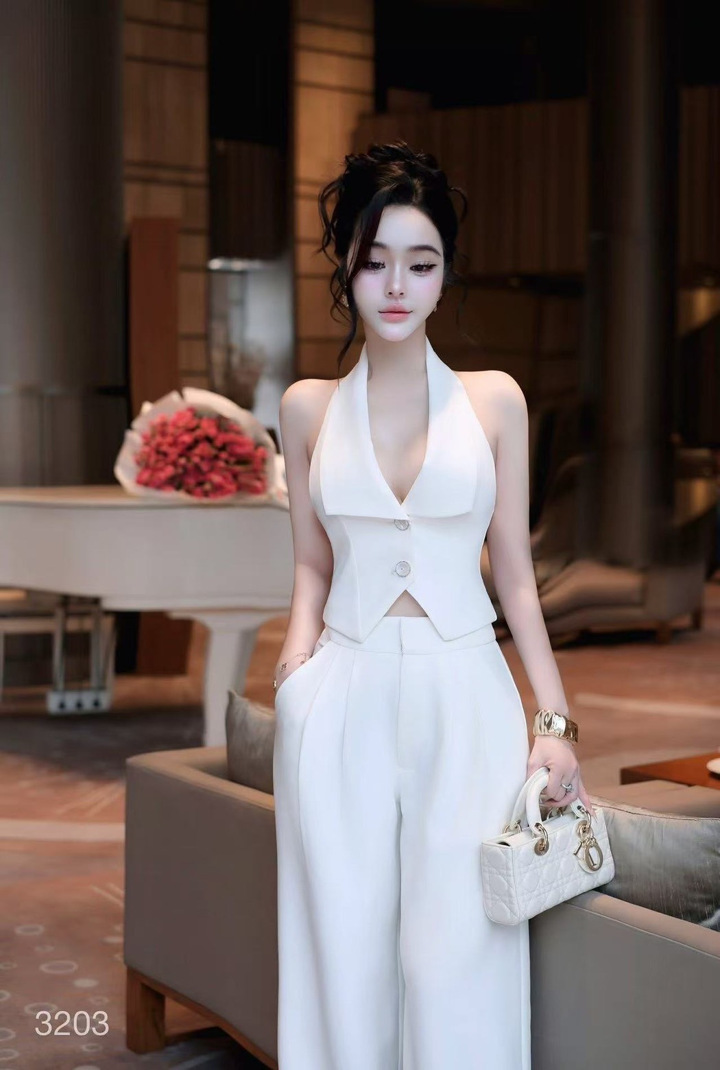 ชุดเซทแฟชั่น Set 2 ชิ้นสีขาวทั้งชุด ตัวเสื้อคล้องคอ ทรงเข้ารูปมีกระดุมหน้าใช้งานได้จริง