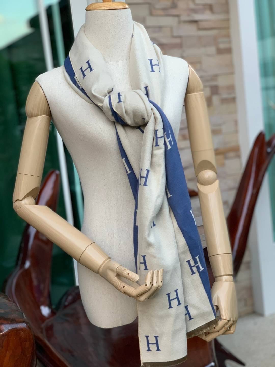 Hermes Women’s Scarves Accessories อีกหนึ่งแบรนด์ดังจากปารีส ด้วยงานพรีเมี่ยมกิ้ฟ ส่งมอบความรู้สึกดีๆให้กับคนที่คุณรัก ในรูปแบบผ้าพันคอและผ้าคุมไหล่ผืนใหญ่ให้ความอบอุ่น ถักทอด้วยผ้าcashmere ผ้าเนื้อดี สัมผัสนุ่มมือ ทอลายในตัว สีและลายคมชัด เหมาะสำหรับเป็น