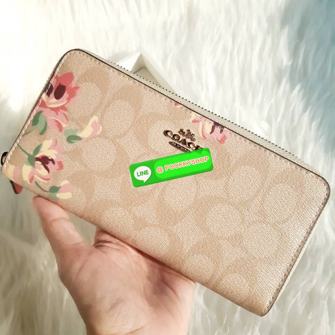 COACH F73345 ACCORDION ZIP WALLET IN SIGNATURE WITH LILY PRINT กระเป๋าสตางค์ใบยาว ลวดลายดอกลิลลี่ (lily)(lily)(lily) สีละมุนน่าใช้สุดๆ วัสดุหนังแคนวาสเคลือบ เปิด-ปิดด้วยซิปรอบ รูดใช้งานง่าย ใส่มือถือได้ ใส่บัตร ใส่ธนบัตรได้สบายๆ สวยเกินราคาแบบนี้ สาวๆห้าม