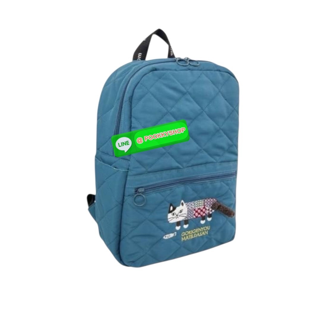 “ New Collection” 2025 Backpack Polyester Cat กระเป๋าควิลท์ใบนี้มีน้ำหนักเบา ใช้งานได้จริง และกันน้ำและคราบสกปรก โดดเด่นด้วยลายปักอันประณีตอันเป็นเอกลักษณ์ของ Matilda บนผ้าควิลท์เนื้อนุ่ม กระเป๋าใบนี้มาพร้อมเทปโลโก้และหูหิ้วพาราคอร์ดเพื่อรูปลักษณ์ที่โดดเด