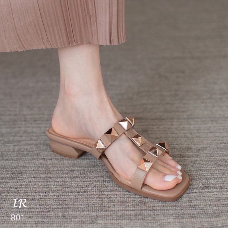 รีพีทแบบขายดีมากจริงๆ!!! พร้อมส่ง นำเข้า แตะ Valentino งานหมุด สวยมากกใส่สวยค้า งานหมุดทองตอกอย่างดี ส้น1 นิ้ว ใส่แล้วลุคดูแพงมากๆนะคะ