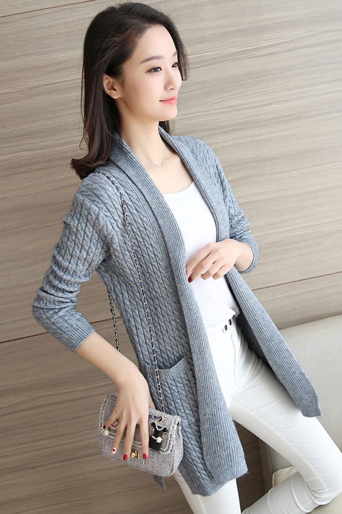 เสื้อผ้าแฟชั่นนำเข้า : เสื้อคลุมแฟชั่น พร้อมส่ง สีเทา ผ้าไหมพรม เนื้อนิ่ม ถักด้วยลายลูกโซ่ทั้งตัวเก๋ มีความยืดหยุ่นได้ดี ตัวยาวคลุมสะโพก แขนยาว ใส่กับชุดทำงานหรือชุดเที่ยวก็เก๋ๆค่ะ มีกระเป๋าใช้งานได้ ผ่าด้านข้างเก๋ งานสวยเหมือนแบบแน่นอนค่ะ