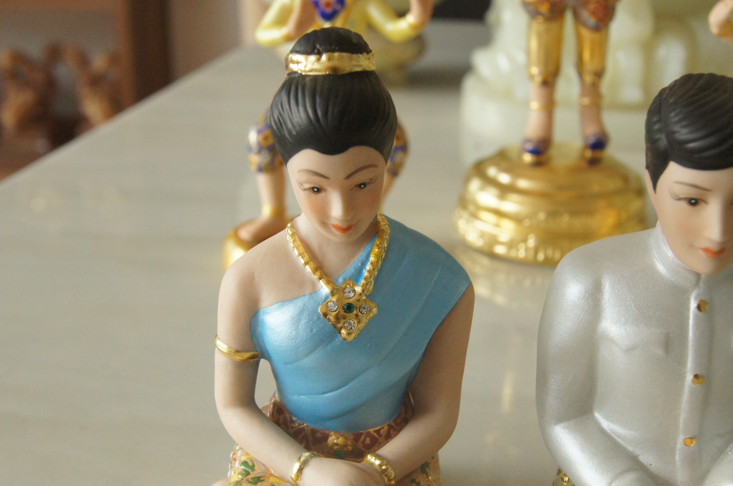 คนใช้ ขนาดกลาง สูง 10 กว้าง 4 cm (งานเบญจรงค์ ) คู่