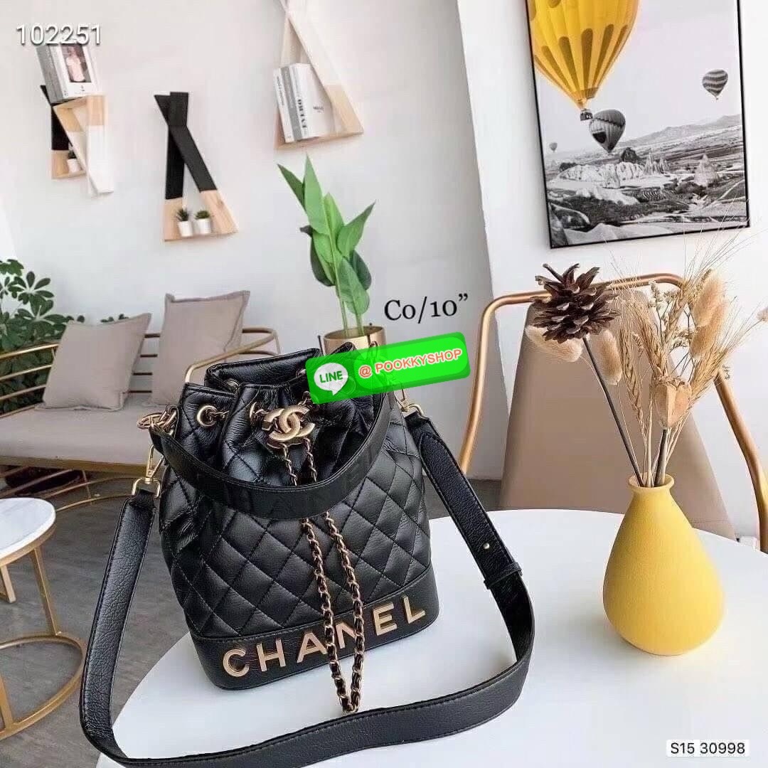 CHANEL Bucket Bag กระเป๋าสะพายทรงบัคเก็ตรุ่นลิมิเต็ด มี 2 แบบให้เลือก หนังเย็บลายตารางและลายริ้ว ตกแต่งโลโก้แบรนด์สวยหรูโดดเด่น ภายในโล่งกว้าง จุของได้เยอะ มาพร้อมสายคล้องไหล่ และสายสะพาย crossbody คุ้มค่ามากๆ ใบนี้งานจริงคือสวย สะพายไปคาเฟ่ชิคๆ ถ่ายรูปสว