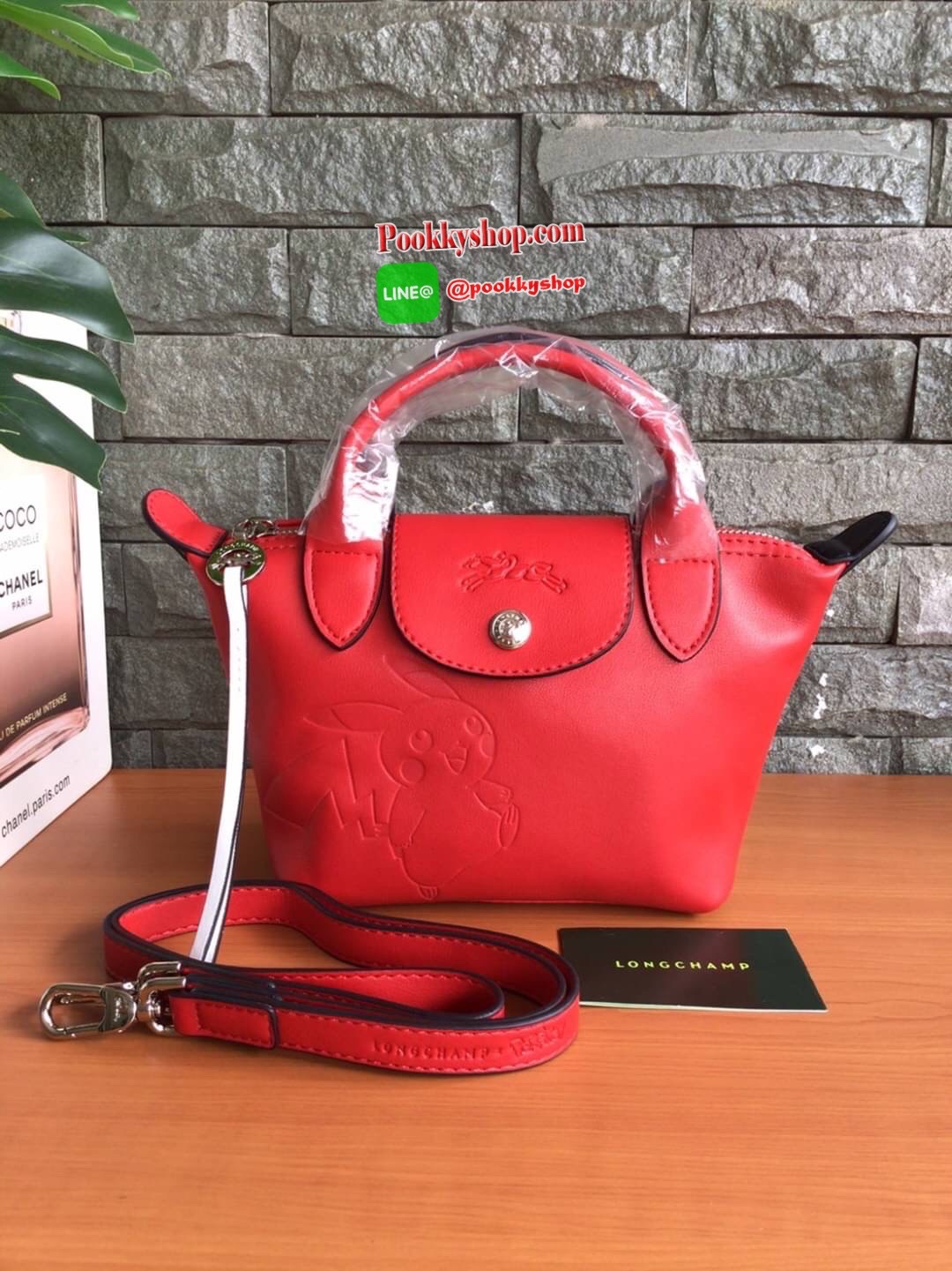 🚚 พร้อมส่ง 🚚 LONGCHAMP X POKE’MON TOP HANDLE BAG XS ขนาด มินิ รุ่น 1500 Collection LE PLIAGE CUIR Fall/ Winter เรียบหรูอย่างฝรั่งเศสกับความน่ารักคาวาอิแบบญี่ปุ่นมาผสม ซึ่งจะเป็นการนำเอาลวดลายพิคาชูมารังสรรค์ลงในกระเป๋าสุดคลาสสิกของแบรนด์ ก