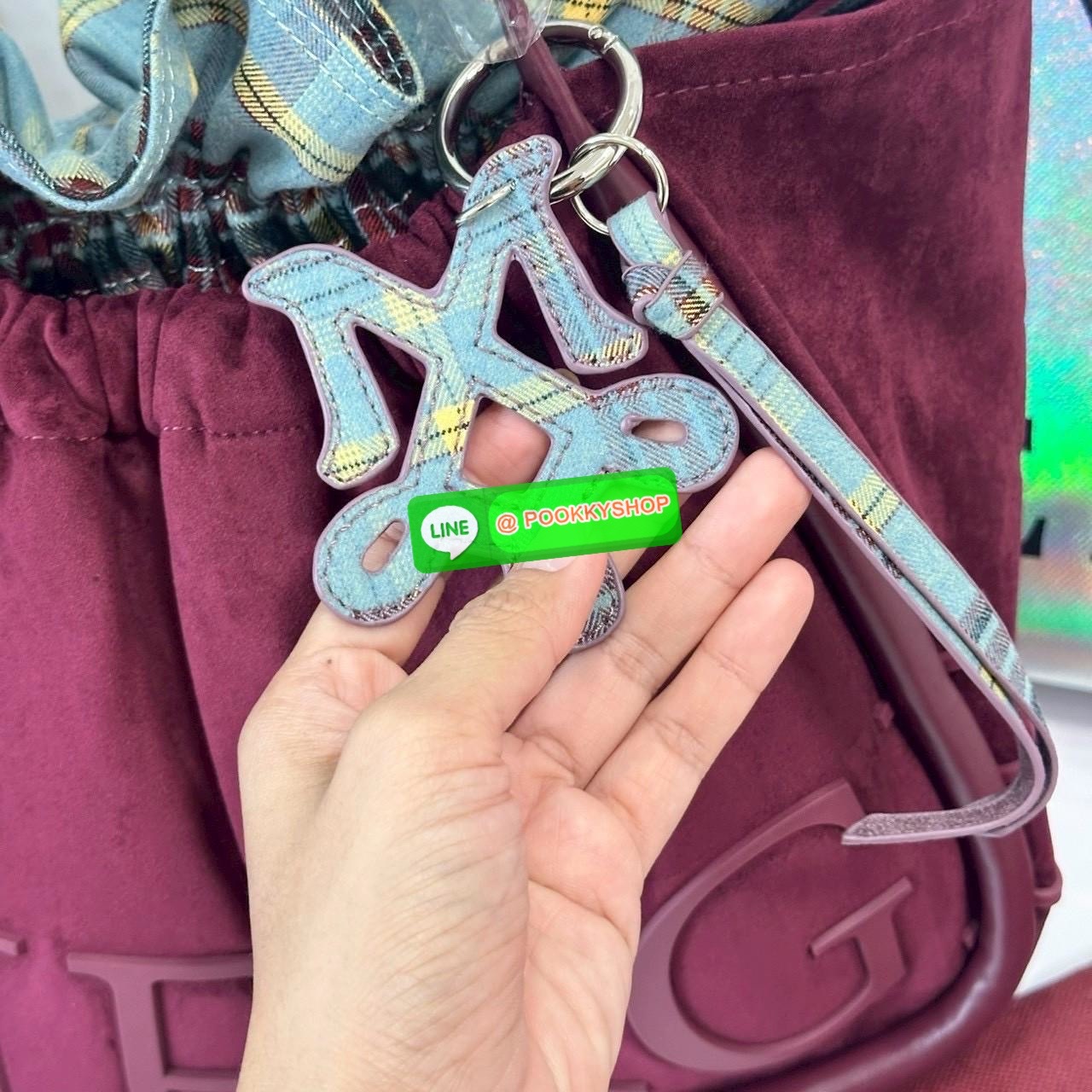 Merge A Day Bag Medium - Suede Edition (Limited) กระเป๋าสะพายไหล่ size ใหม่ ขนาดกระทัดรัดขึ้น แต่ยังสามารถจุของได้เยอะเหมือนเดิม ปรับสายกระเป๋าเป็นแบนสะพายทั้งวันไม่รู้สึกเมื่อยไหล่คะ