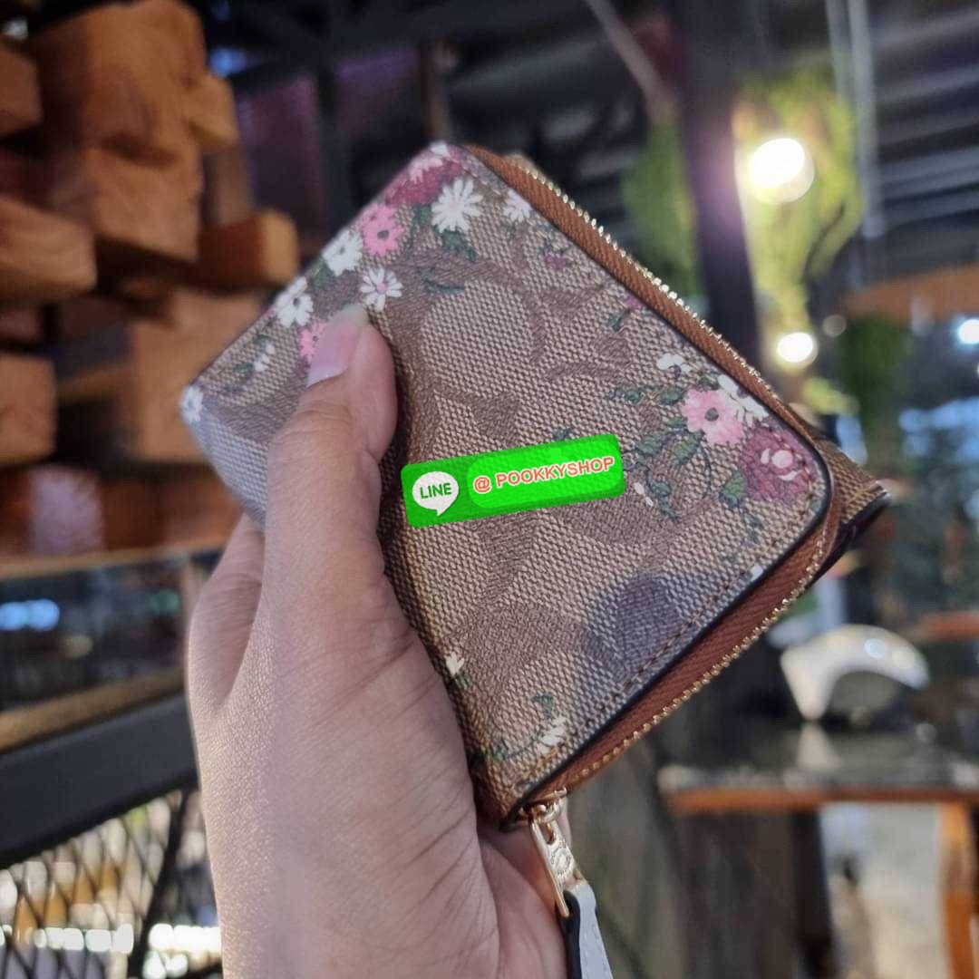 COACH 7331 SMALL TRIFOLD WALLET IN SIGNATURE CANVAS สวยคลาสสิค พกพาง่าย ใบเล็กน่ารักน่าใช้ ต้องยกให้ใบนี้จ้า ตอบโจทย์คนชอบพกน้อยที่สุด!! กระเป๋าสตางค์ใบสั้นหนังแคนวาสเคลือบคุณภาพดี ภายในเป็นหนังแท้ ใส่บัตร ใส่ธนบัตรได้ทุกชนิด มีช่องซิปแยก ใบเดียวใบนี้คือเ