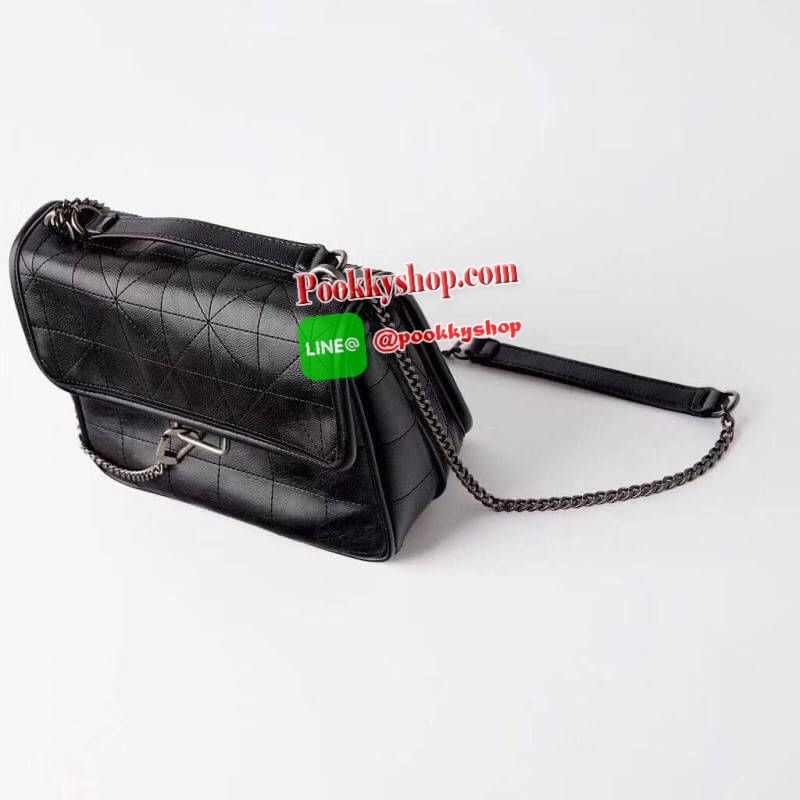 ZARA SOLF ROCK SHOULDER BAG Outlet กระเป๋าสะพายข้างทรงเก๋ เดินด้ายทั้งใบ แต่งโซ่คล้องมาที่ด้านหน้า เปิดปิดแบบกระดุมแม่เหล็ก ก้านในมี 3 ช่องใหญ่ เป็นช่องซิปกลางรุ่นนี้จุของได้เยอะเลยครับ ใส่ iPad mini ได้สบายๆ สายสะพายจะทำเป็นสายคู่สะพายไหล่ หรือ ทำเป็นสาย