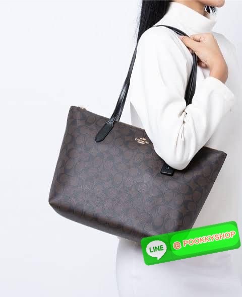 Coach 4455 ZIP TOP TOTE IN SIGNATURE CANVAS กระเป๋าสะพายไหล่ทรง Tote เปิด-ปิดกระเป๋าด้วยซิป ป้องกันของตกหล่น ภายในกว้างใส่สัมภาระได้เยอะ มีช่องเล็กใส่ของจุกจิก วัสดุแคนวาส หูจับหนังแท้ ถือไปเที่ยว ไปทำงาน สะดวกเลยค้า
