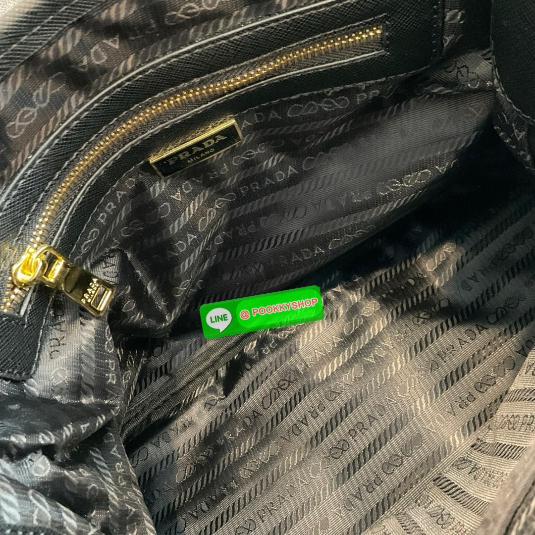 ✨ NEW ARRIVALS!! เข้าใหม่กับกระเป๋าถือ ทรงยอดฮิตจากแบรนด์ PRADA อะไหล่ทองทั้งใบ วัสดุทำจากผ้า NYLON ด้านในเปิดปิดด้วยซิป มีช่องซิปช่องแยกและช่องใหญ่ แบ่งเก็บของได้เป็นสัดส่วน ขนาดกำลังดี ใส่ของได้หลากหลาย ใส่กระเป๋าสตางค์ยาวด้านข้างมีกระดุมสามารถปร