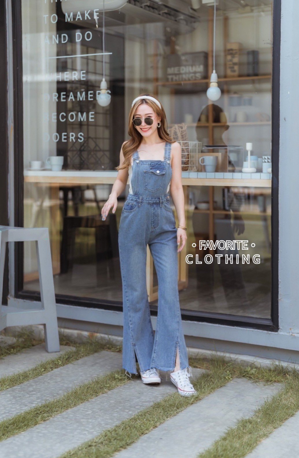 จั๊มสูทแฟชั่น เอี๊ยมยีนส์ขายาว แต่งผ่าปลายขา งานผ้ายีนส์ฟอกเนื้อดี มีซิปข้างกางเกงใส่ง่าย