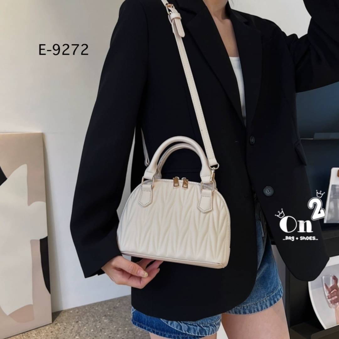 Hot item 🔥🔥 กระเป๋ามาใหม่สไตล์เกาหลี ทรงโดมงานซิปคู่ ตัวกระเป๋าปักลายแน่นๆ มาพร้อมสายสะพายยาวถอดออกถือได้ค่ะ พร้อมส่ง 4 สีค่ะ