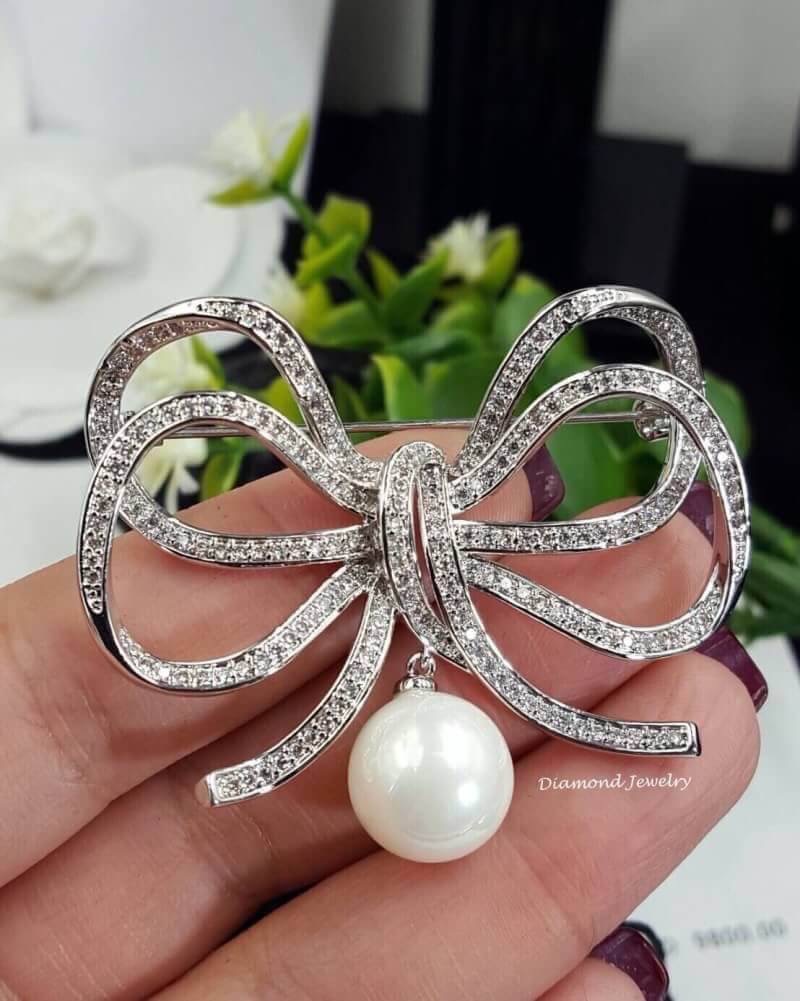 New Arrival !!! Diamond Brooch เข็มกลัดเพชรโบว์ประดับมุก งานเพชร CZ แท้ค่ะ งานน่าร๊ากกก ดูดี งานสวยมากกกกก เพชรใส เพชรเต็มฟลอร์ เพชรไม่ขุ่นแม้แต่เม็ดเดียว ซื้อไปไม่ผิดหวังแน่นอนคะ กลัดเพิ่มมูลค่าชุดเก่งได้เยอะเลยจ้า