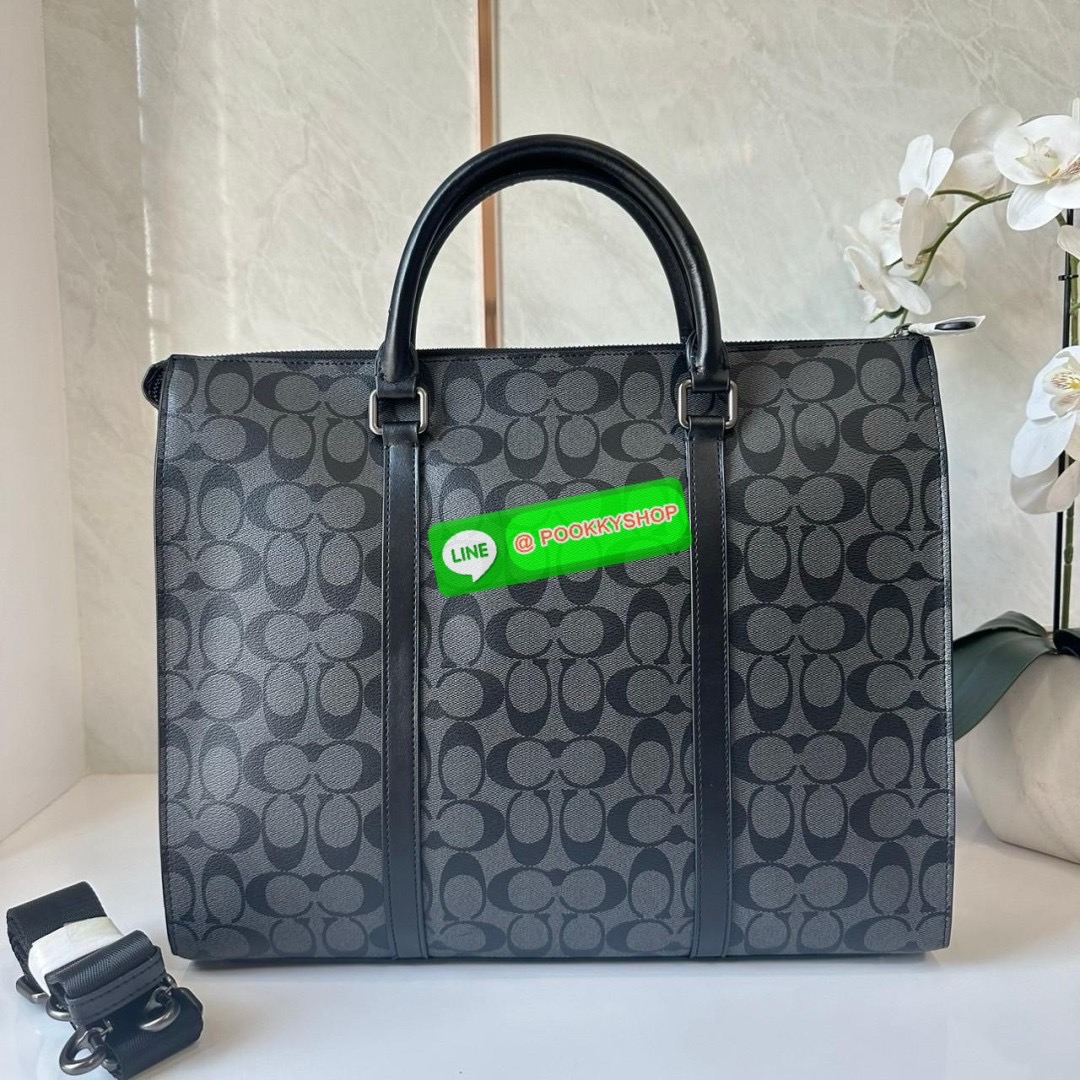 COACH GRAHAM ZIP BRIEF (CE439) 🔖กระเป๋าใส่โน๊ตบุ๊คใส่เอกสารใบใหญ่ 🔖วัสดุ:หนังแท้ทั้งใบ 🔖เปิดปิดด้วยซิป ภายในกว้าง มีช่องย่อยใส่ของจุกจิก ช่องใส่บัตร ใส่เอกสารและของสำคัญได้เยอะ 🔖สายสะพายสามารถถอดออกและปรับระดับได้คะ