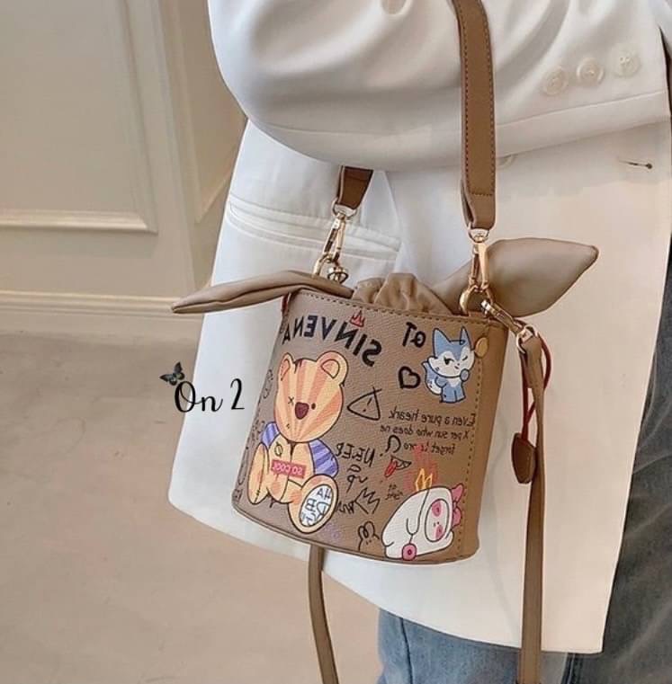 กระเป๋าสะพายทรงถัง หนังพิมพ์ลาย เปิดปิดแบบหูรูด อะไหล่ทอง มาพร้อมสายสะพายยาวครอสบอดี้ งานน่ารักมากค่ะ