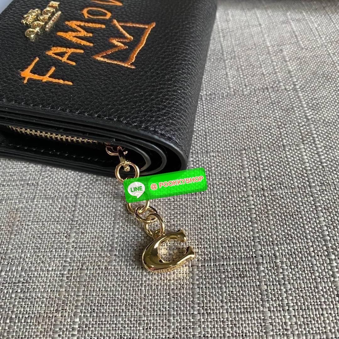 COACH X JEAN MICHEL BASQUIAT SNAP WALLET (COACH C5614) 🛍กระเป๋าสตางค์ใบเล็ก พกพาสะดวก วัสดุหนังแท้ ทนทาน เปิด-ปิดด้วยกระดุม ภายในมีช่องใส่บัตร ใส่ธนบัตรได้ทุกชนิด พร้อมช่องซิปแยกใส่เหรียญคะ