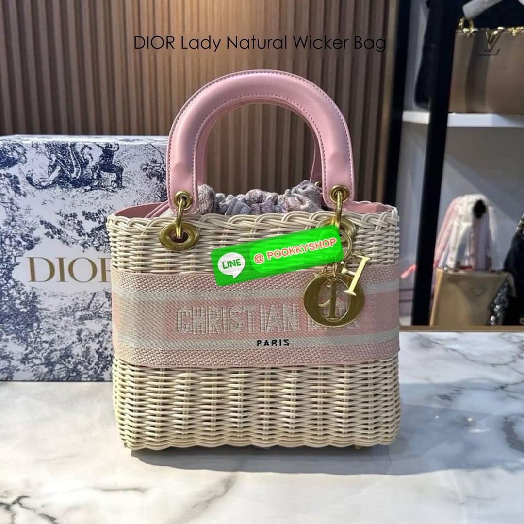 DIOR Lady Natural Wicker Bag กระเป๋าสะพายงานสาน พร้อมผ้าผูกด้านในสวยงามทรงเสน่ห์ จะถือหรือสะพายข้างด้วยสายสปอร์ตก็สวยเลิศ โดดเด่นกว่าใคร งานสวยเกินราคา คุ้มที่สุดในย่านนี้บอกเลย!!