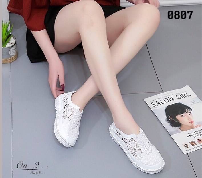 สวยแค่ไหนถามใจดู รองเท้าผ้าใบลูกไม้งานจริงสวยมากก ใส่ง่ายด้านหน้าเป็นยางยืด พื้นเสริมกันลื่นใส่เข้ากับชุดง่ายได้ทุกชุด มา2สี