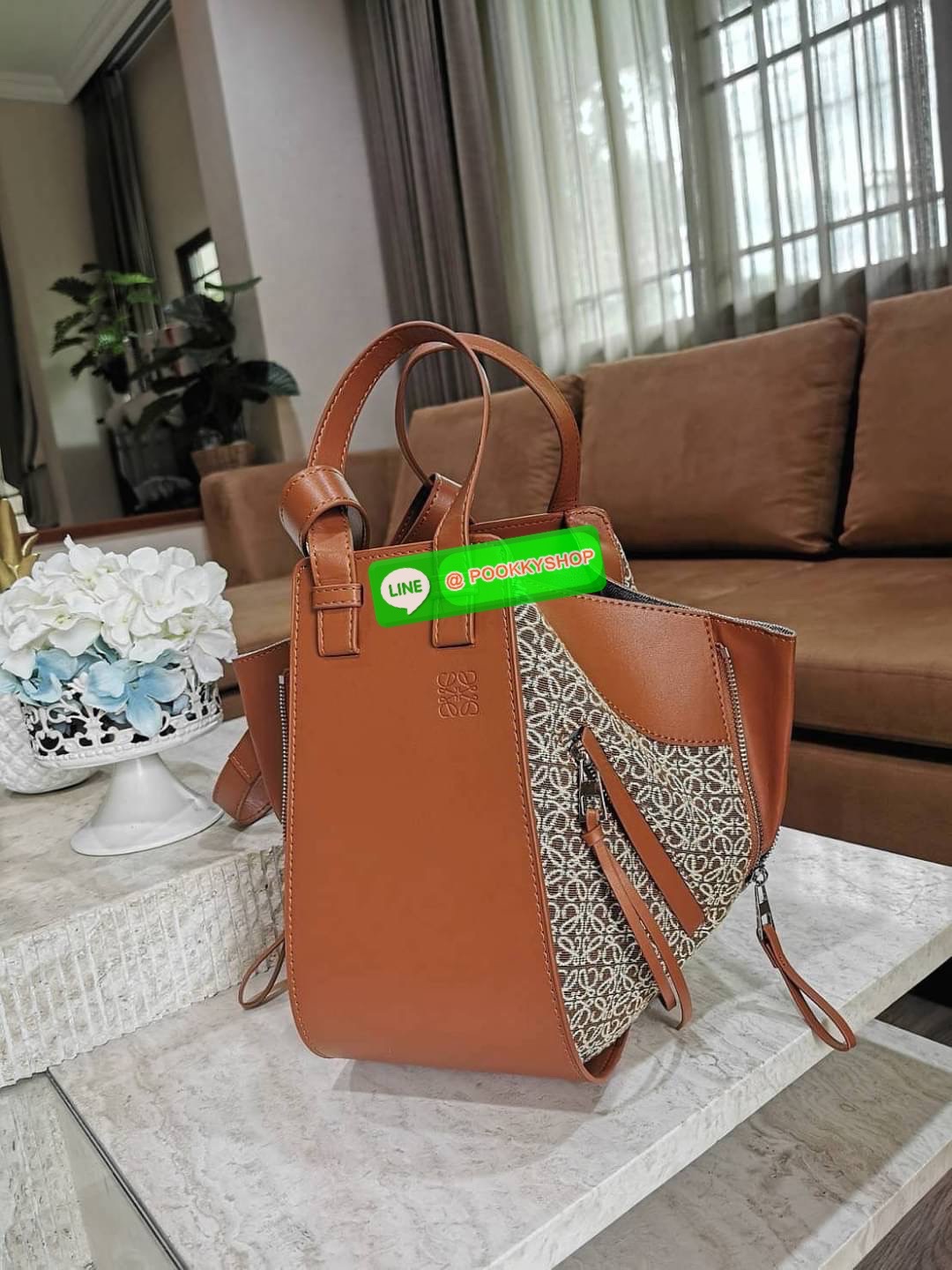 ✴️ห้ามพลาด!✴️NEW ARRIVAL! LOEWE ANAGRAM SHOULDER BAG GIFT WITH PURCHASE (GWP) กระเป๋าถือหรือสะพายพรีเมี่ยมกิ๊ฟ Limited จาก LOEWE PERFUME DUTYFREE COUNTER รุ่นหายากสุดเลอค่าวัสดุ Anagram Canvas ตัดหนังแท้ Calfskin สุดคลาสสิค ขนาดกำลังดี น้ำหน