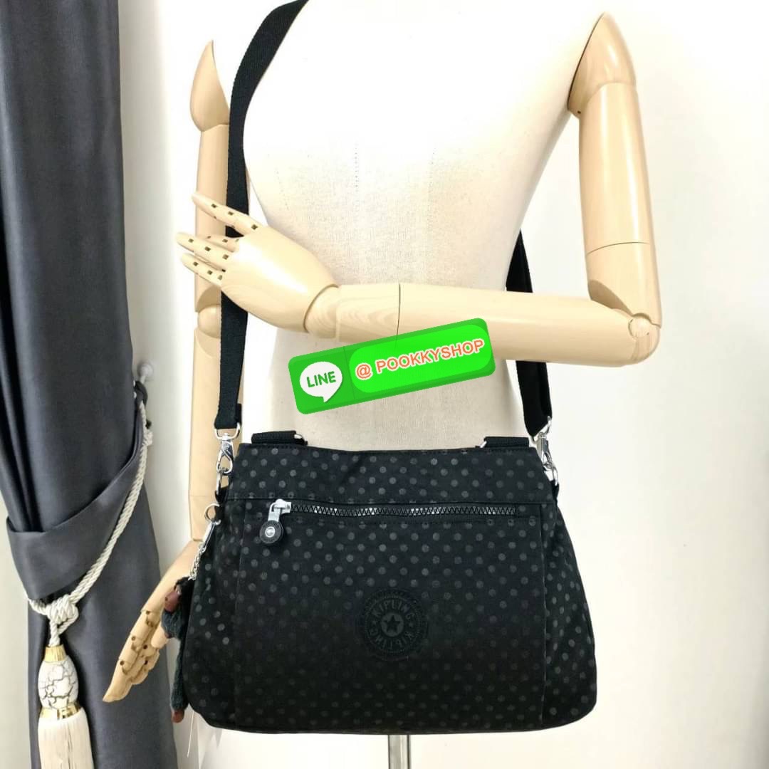 KIPLING ELISE HANDBAG กระเป๋าถือและสะพายไหล่ วัสดุ Nylon +Polyester ขนาดกำลังพอดี จุของได้มาก มีหูจับสองสาย ถือสะดวก น้ำหนักเบา มีช่องซิป ด้านหน้า ช่อง กระเป๋าหลักเปิด-ปิดด้วยซิป มี3 ช่องว่างใส่ของได้จุมากๆ ใส่มือถือได้ กระเป๋าสตางค์ใบยาว และ เครื่องสำอาง
