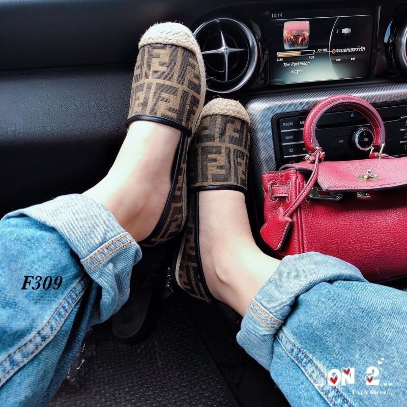 Fendi Shoes ผ้าใบแบบสวม Fendi วัสดุcanvas ทอลาย แบรนด์ แต่งขอบด้วยปอถัก งานพื้นตีแบรนด์ คู่นี้ทรงสวยคะ น้ำหนักเบาสวมใส่สบายเท้า มา 1 สี นะคะ