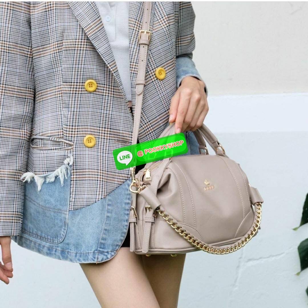 รุ่นขายดีเข้าเพิ่มนะคะ KEEP รุ่น ‘ Ella ‘ bag ทรง Pillow ( ทรงหมอน ) ที่สาวๆ ถามหา กลับมาแล้วค่า พร้อมฟังก์ชันจัดเต็มเหมือนเดิม ใบนี้ size M ใส่ กระเป๋าสตางค์ยาวได้ ใส่ไอแพดได้ ใครต้องการกระเป๋าที่ใช้ได้ทุกวัน ใส่ของครบ แอดมินแนะนำใบนี้เลยค่า สวย คุ้มแน่น