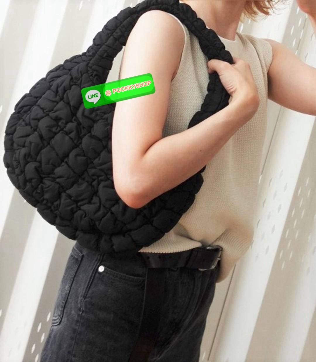 NEW IN!! 📣ล็อตใหม่เข้าแล้ว มาเพิ่มอีก2สีนะคะ อีกหนึ่งรุ่นหนึ่งทรงที่นิยมกันมากทีเดียว ฮิตไม่แผ่ว แต่งตัวเสร็จออกจากบ้านหยิบใบนี้ติดมือได้เลย COS QUILTED MINI BAG BLACK พร้อมส่ง! กระเป๋าจากแบรนด์COS ที่ไม่มีใครไม่รู้จักกัน วัสดุเป็นผ้าร่มแบบนวมนิ่ม