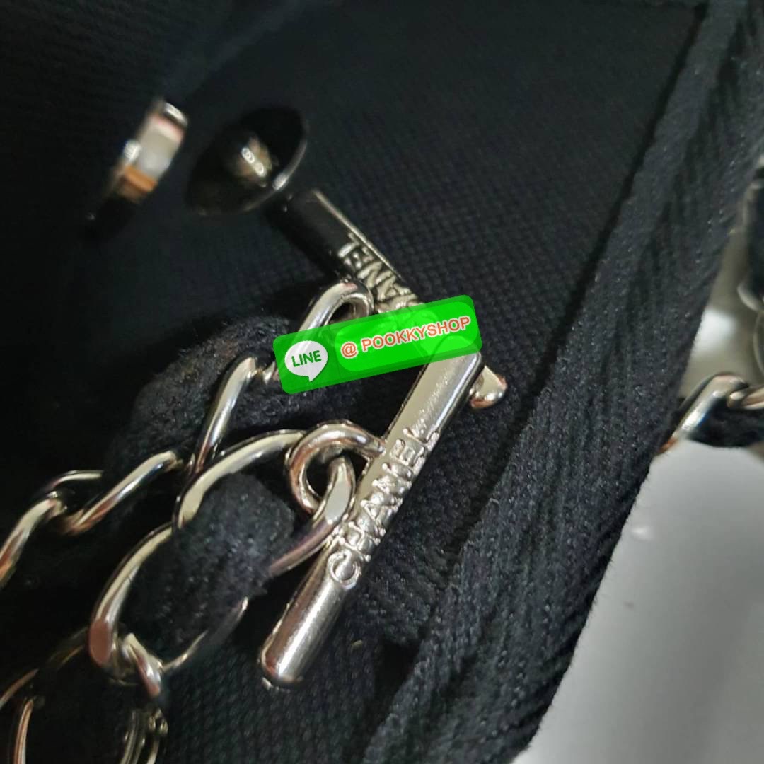 กลับมาพร้อมส่งอีกครั้ง!! รอบนี้มีมาให้เลือก8สี เลยค่ะ กับรุ่นที่สาวๆรอคอย CHANEL CANVAS TOTE BAG จากงานพรีเมี่ยม VIP GIFT รุ่นดังเลยค้า SIZE ใหญ่อลัง ตัวกระเป๋าเป็นผ้า CANVAS เนื้อดีสมราคา อะไหล่เงินปั้มแบรนด์แท้ทั้งใบ ด้านหน้าปัก logo แบรนด์สุดหรู จุของไ