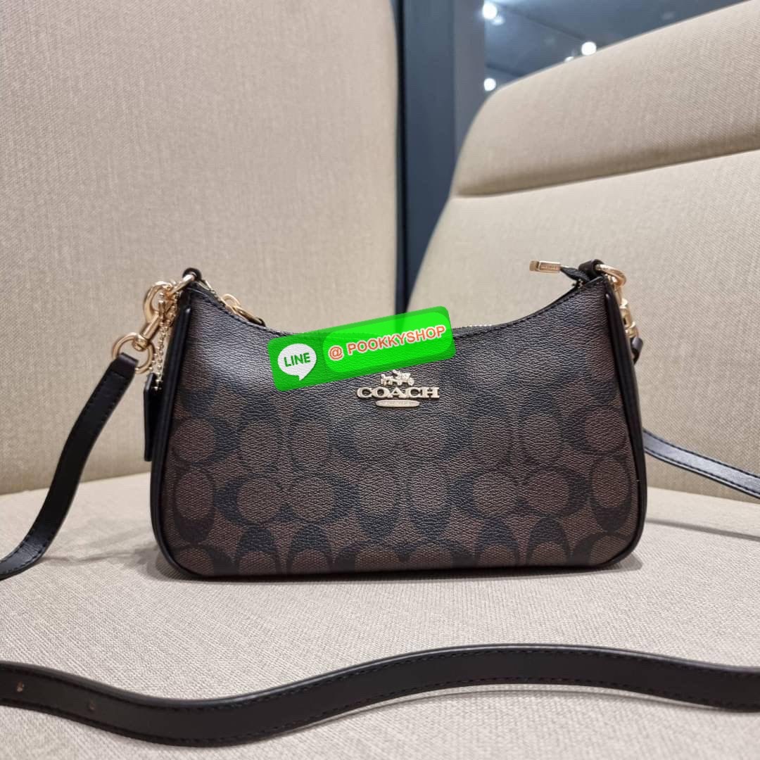COACH CA548 TERI SHOULDER BAG IN SIGNATURE CANVAS คอลเลคชั่นใหม่ล่าสุด ที่สาวๆรอคอย กระเป๋าสะพายไหล่กึ่งทรงพอช พร้อมเสิร์ฟความสวยถึงบ้านไปเลยก่อนใคร แบบไม่ต้องพรีฯ ด้วยดีไซน์คลาสสิคที่แอบแฝงความเรียบหรู มาพร้อมสายสะพาย 2 เส้น เป็นสายโซ่คล้องแขนและสายสะพาย