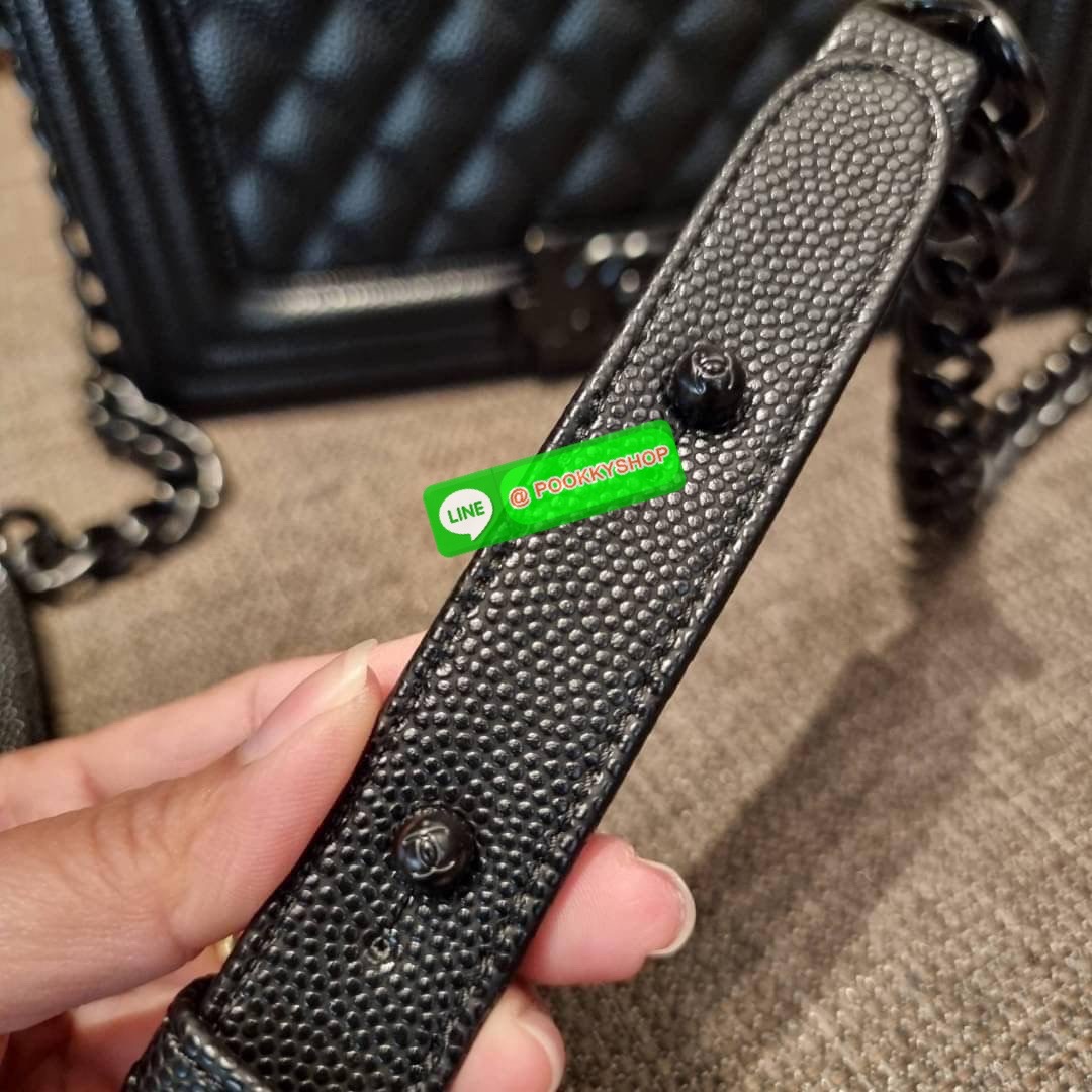 Chanel รุ่นสุดฮอต ดีไซน์อะไหล่ดำ เรียบหรูมากๆ!! วัสดุหนังลายคาร์เวีย ทรงคลาสสิคที่สาวๆห้ามพลาด!! ในราคาสุดจะคุ้มจากเคาน์เตอร์ dutyfree เปิด-ปิดกระเป๋าด้วยตัวล็อค ภายในโล่งกว้าง ไซส์ใหญ่ใส่ของได้เยอะ มีช่องแยกในกระเป๋า มาพร้อมสายสะพายโซ่สลับหนังรองบ่า (ถอด