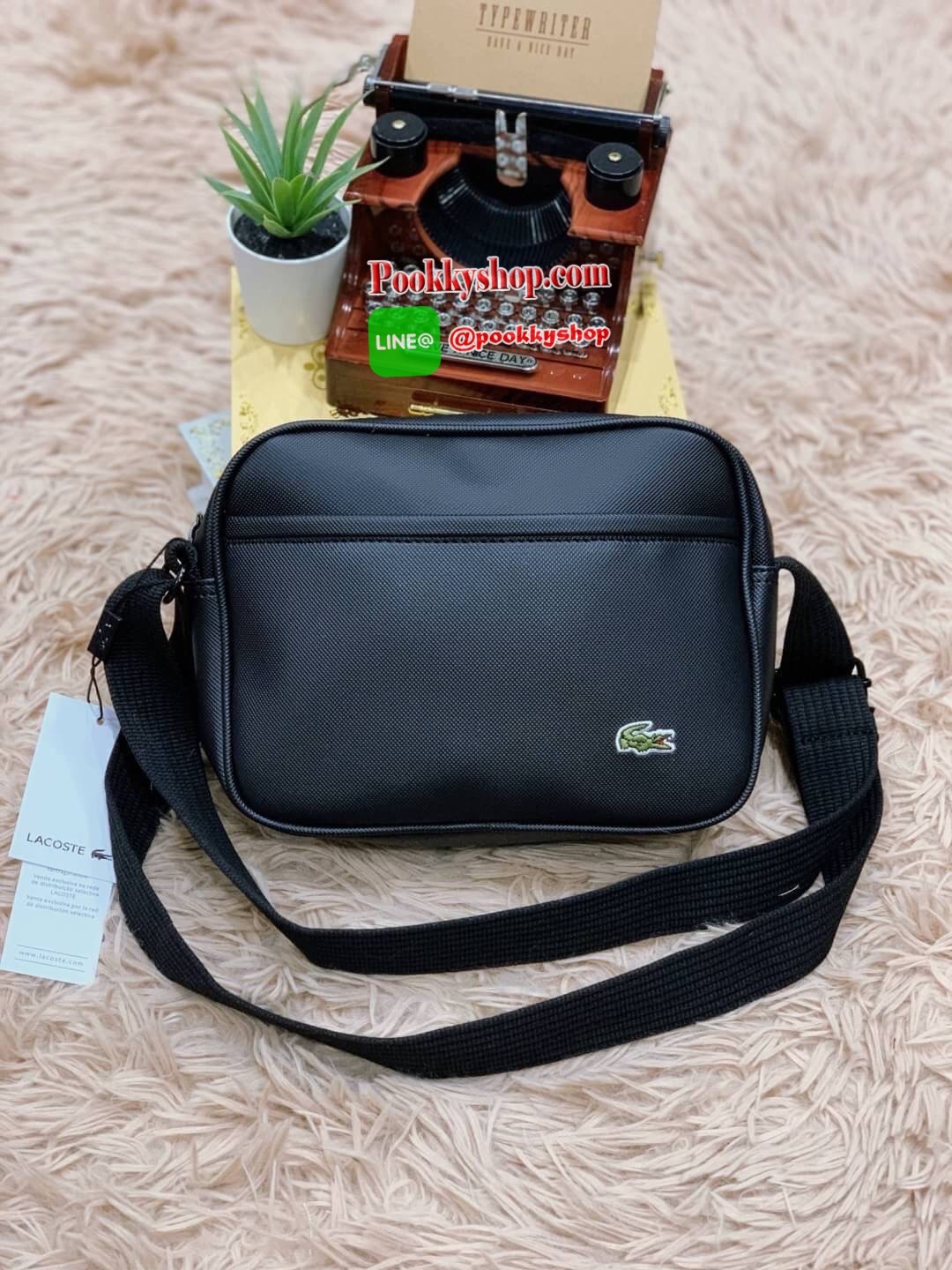 ลาคอส Classic Shoulder Bag Crossbody Bag กระเป๋าสะพายที่สามารถสะพายได้ทั้งสายคู่และสายเดี่ยว รูปทรงกว้างในลักษณะแนวนอน ใส่กระเป๋าสตางค์ยาว มินิไอแพคได้วัสดุpvc100% กันน้ำได้ เปิดปิดด้วยซิปเดียวใช้งานง่าย ด้านหน้ามี1ช่องใช้งานเสียบมือถือหรือของจุกจิกได้